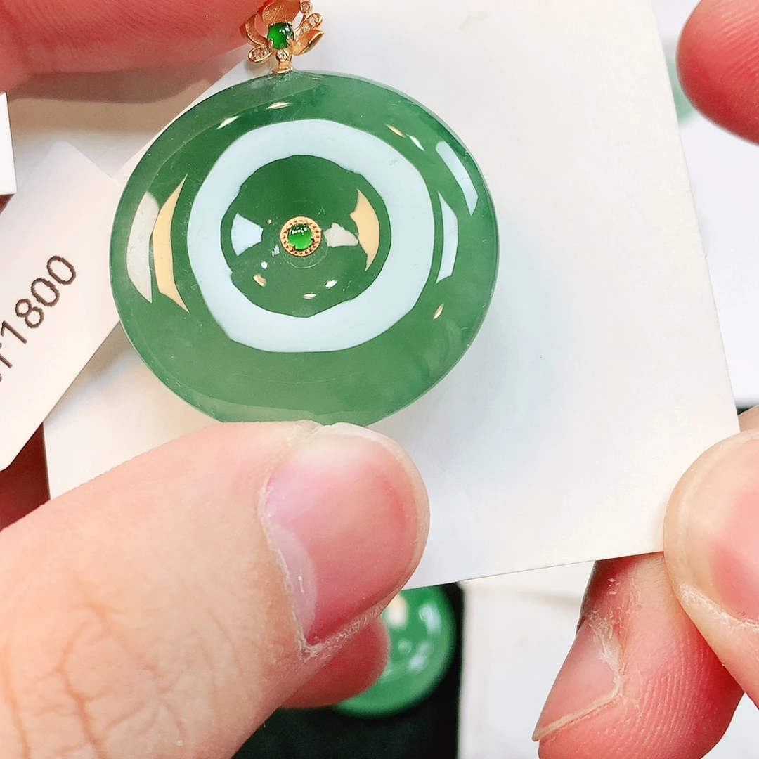 翡翠18K金镶嵌颈饰