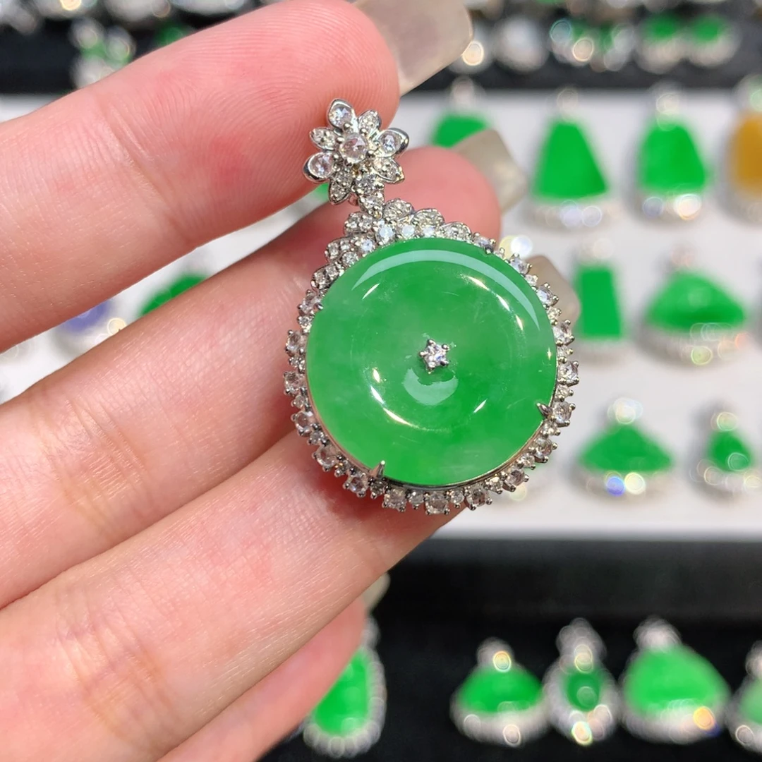 翡翠18K金镶嵌颈饰