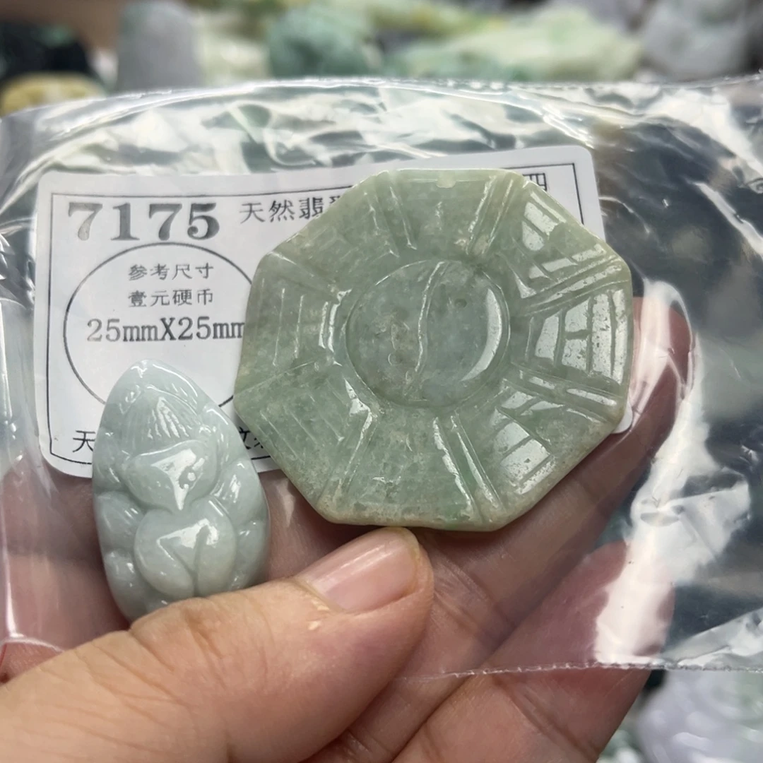 翡翠未镶嵌颈饰7175瑕疵