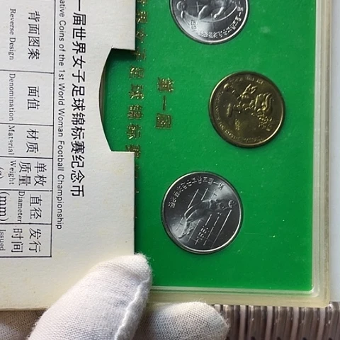 其他普通金属女足币带盒带章，，，，，