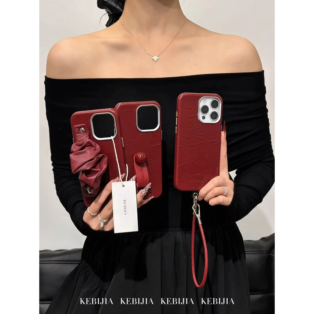 气质酒红皮质壳腕带防摔适用于苹果16promax15/14手机壳