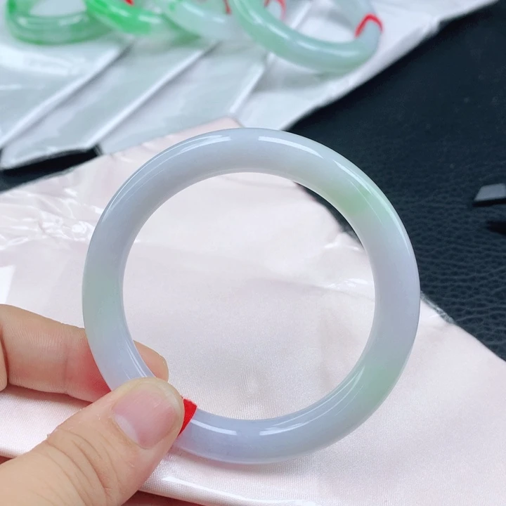 翡翠手镯（圆镯）未镶嵌56春彩翡翠圆条手镯