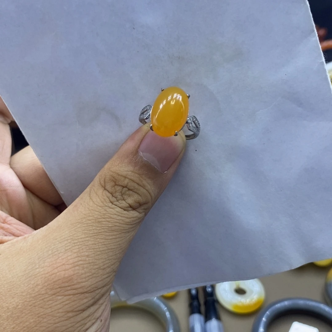 Y***。石英质玉（黄龙玉）未镶嵌手镯