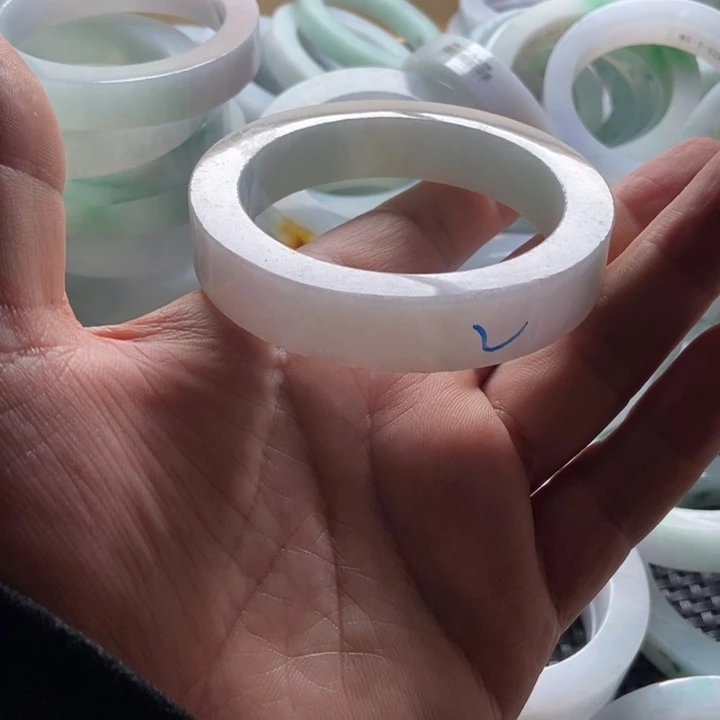 用***9定制翡翠未镶嵌翡翠手镯