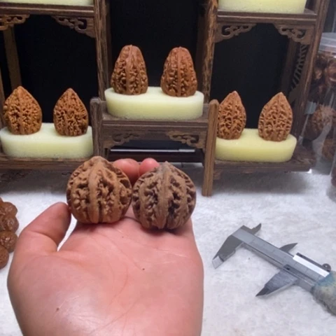 文玩核桃把件随机