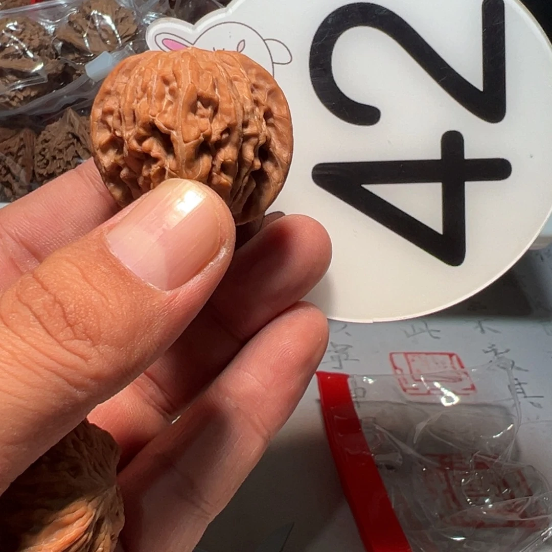 陈****文玩核桃，白色42号