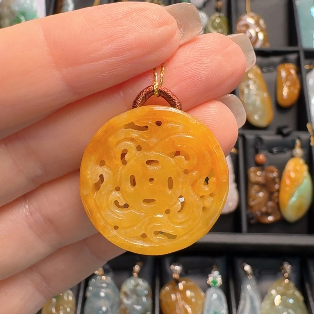 翡翠未镶嵌颈饰镂空花件
