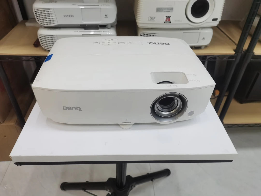 投影机W1050型号DLP 2200流明 分辨率1920X1080对比度15000:1