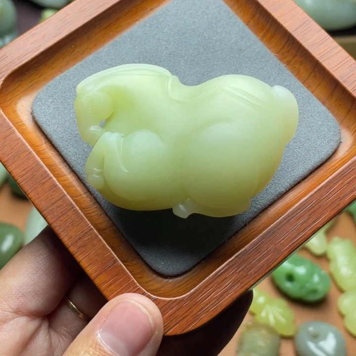 【闪购商品】颈饰未镶嵌和田玉上新强推油糯黄润马手把