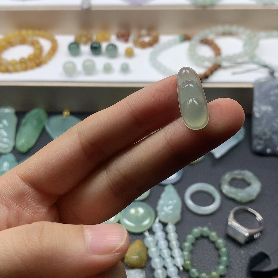 翡翠未镶嵌颈饰豆子