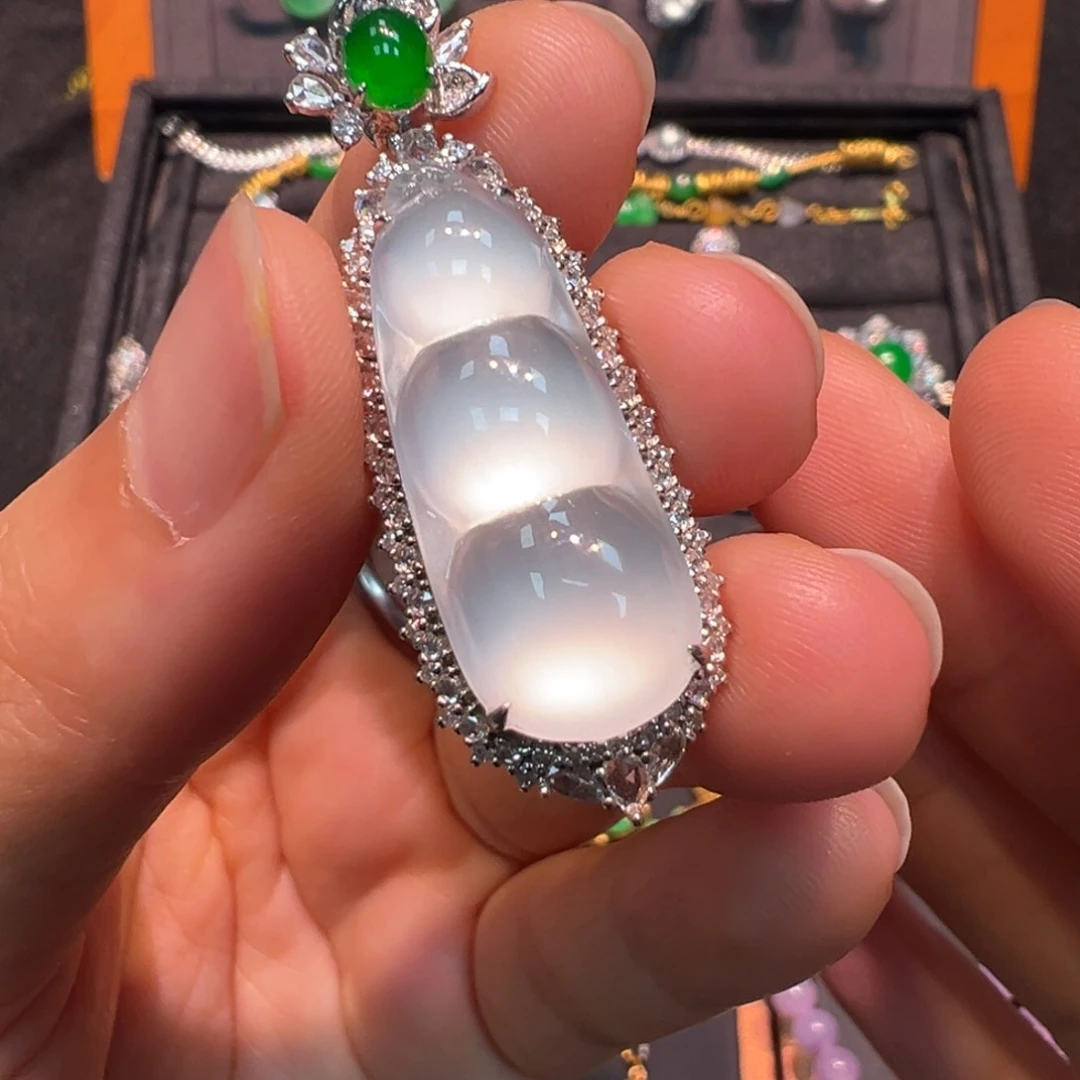 翡翠18K金镶嵌颈饰福豆