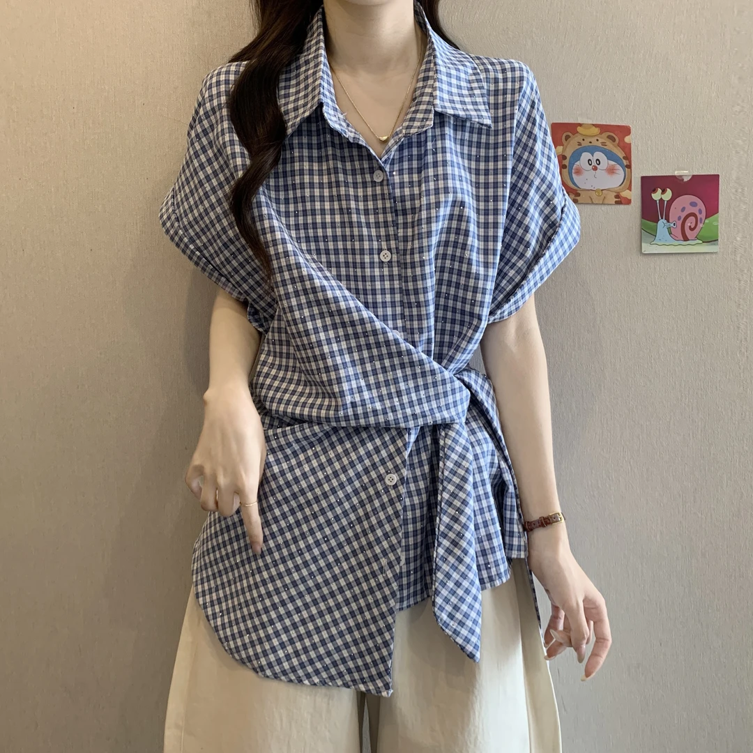 别致蓝色格子短袖衬衫女夏季大码胖mm不规则收腰遮肚绑带衬衣上衣