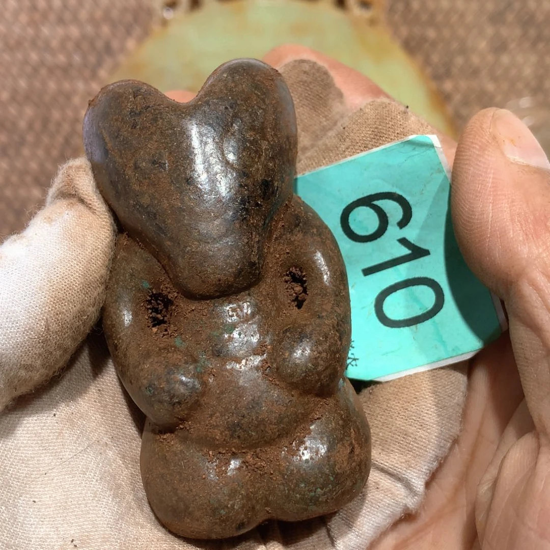 透闪石-蛇纹石玉未镶嵌颈饰