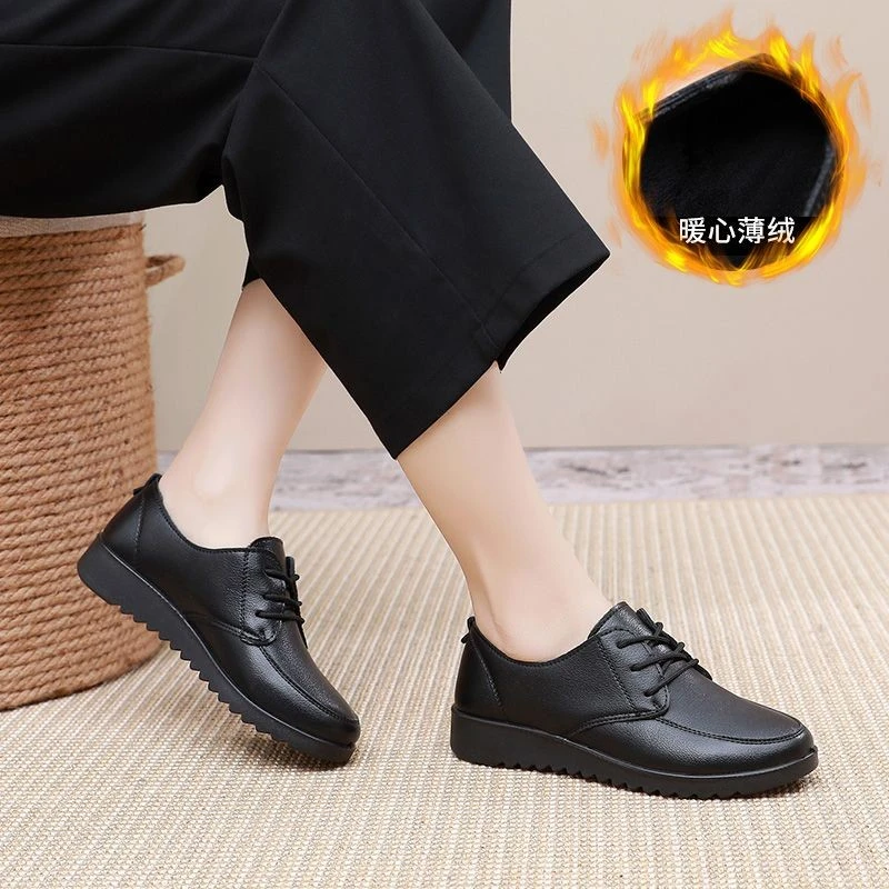 秋冬款加绒工作鞋保暖妈妈棉鞋防滑平底服务员餐厅厨房女鞋黑皮鞋