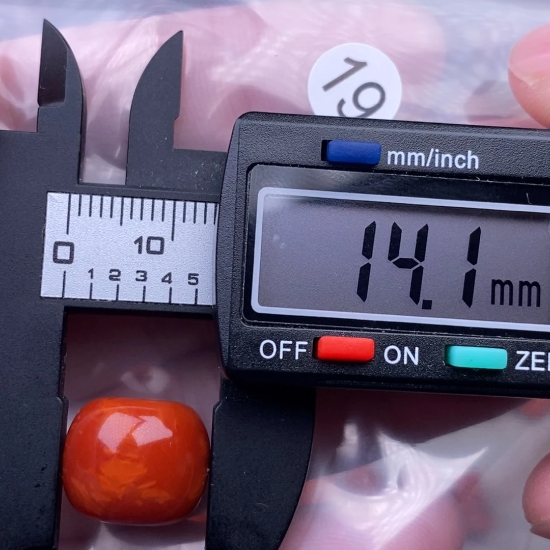 南红玛瑙未镶嵌配饰有瑕疵