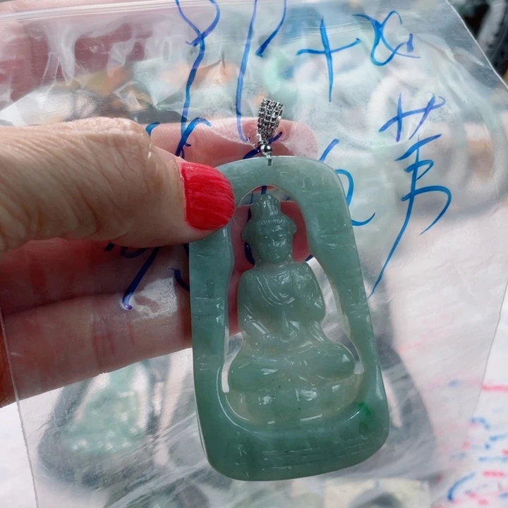 戴***苇翡翠未镶嵌颈饰成品
