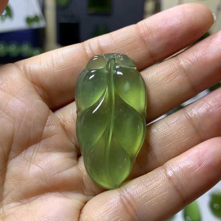 岫玉未镶嵌颈饰吊坠