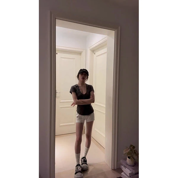 韩系肌理短袖T恤女夏季辣妹V领微收腰慵懒显瘦曲线感上衣短裤套装