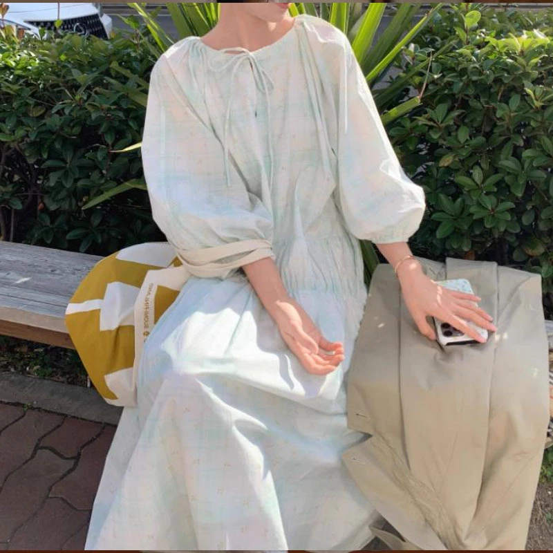 浅绿色格纹系带连衣裙2025新款今年流行系带可调节领口长款连衣裙