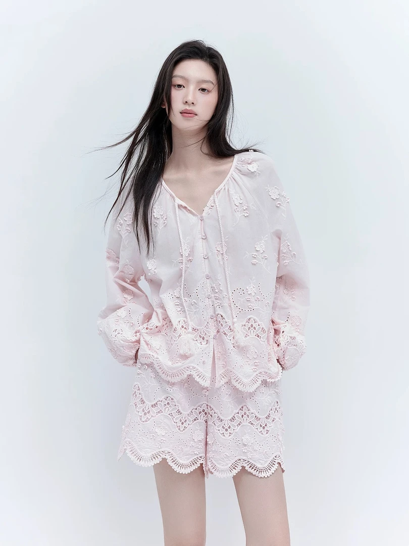 251342【向姐】2025早春樱花粉立体蕾丝设计感休闲通勤圆领镂空套装