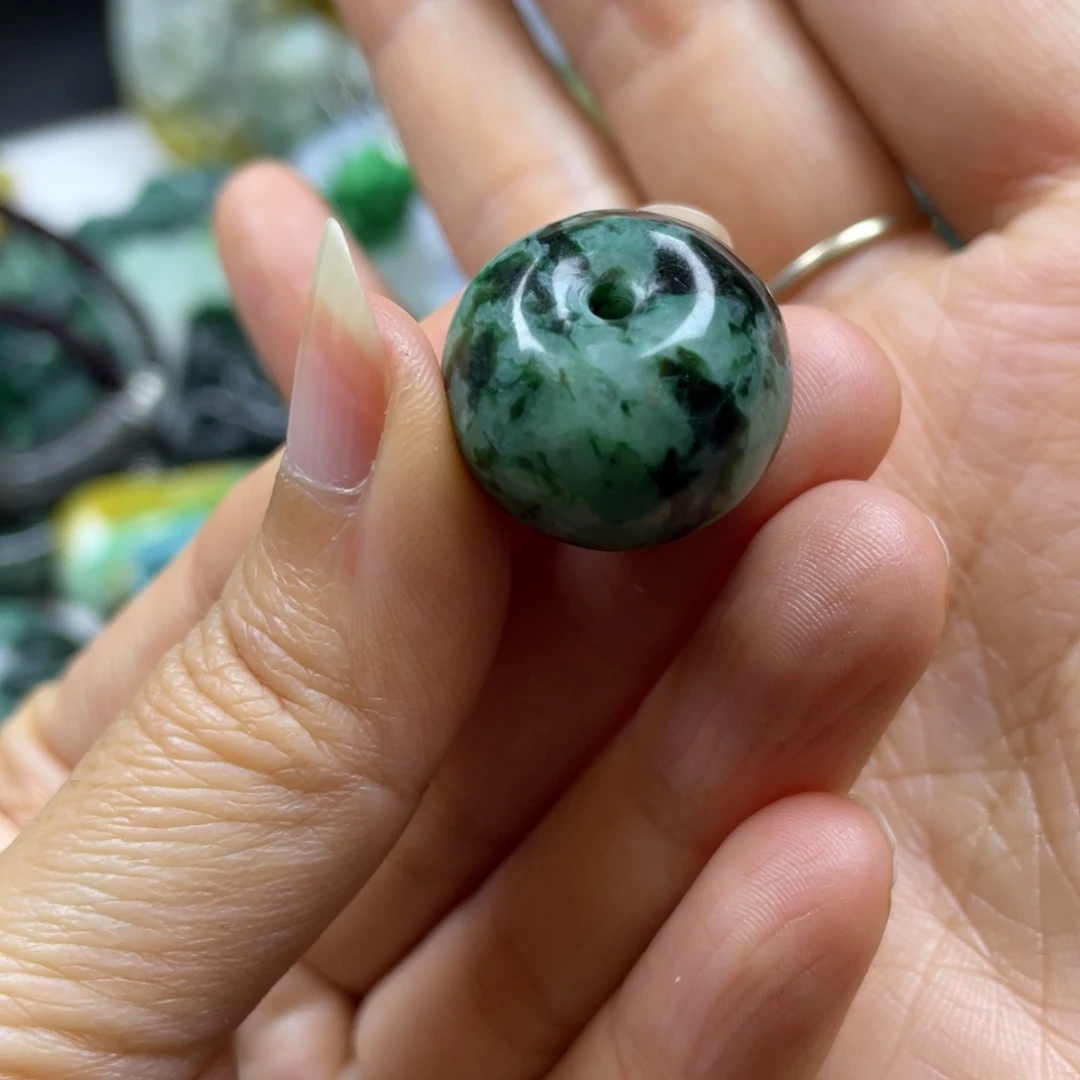 翡翠颈饰未镶嵌v****n牌子