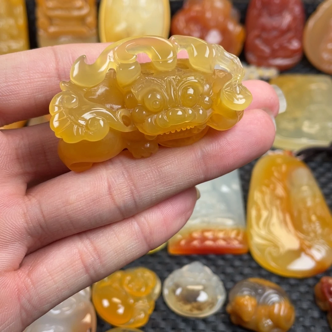 石英质玉（黄龙玉）未镶嵌颈饰