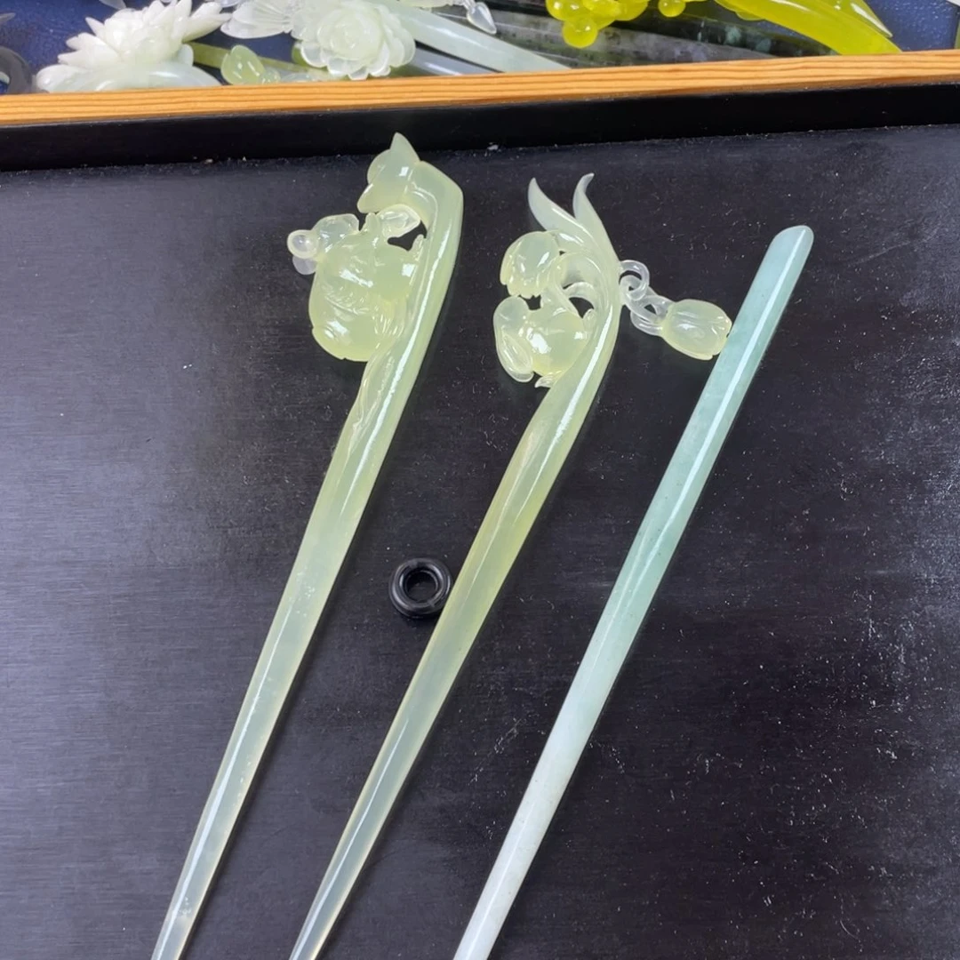 温***的蛇纹石玉未镶嵌发饰