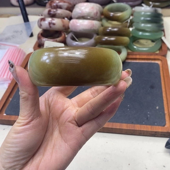 {***糖东陵石未镶嵌手镯