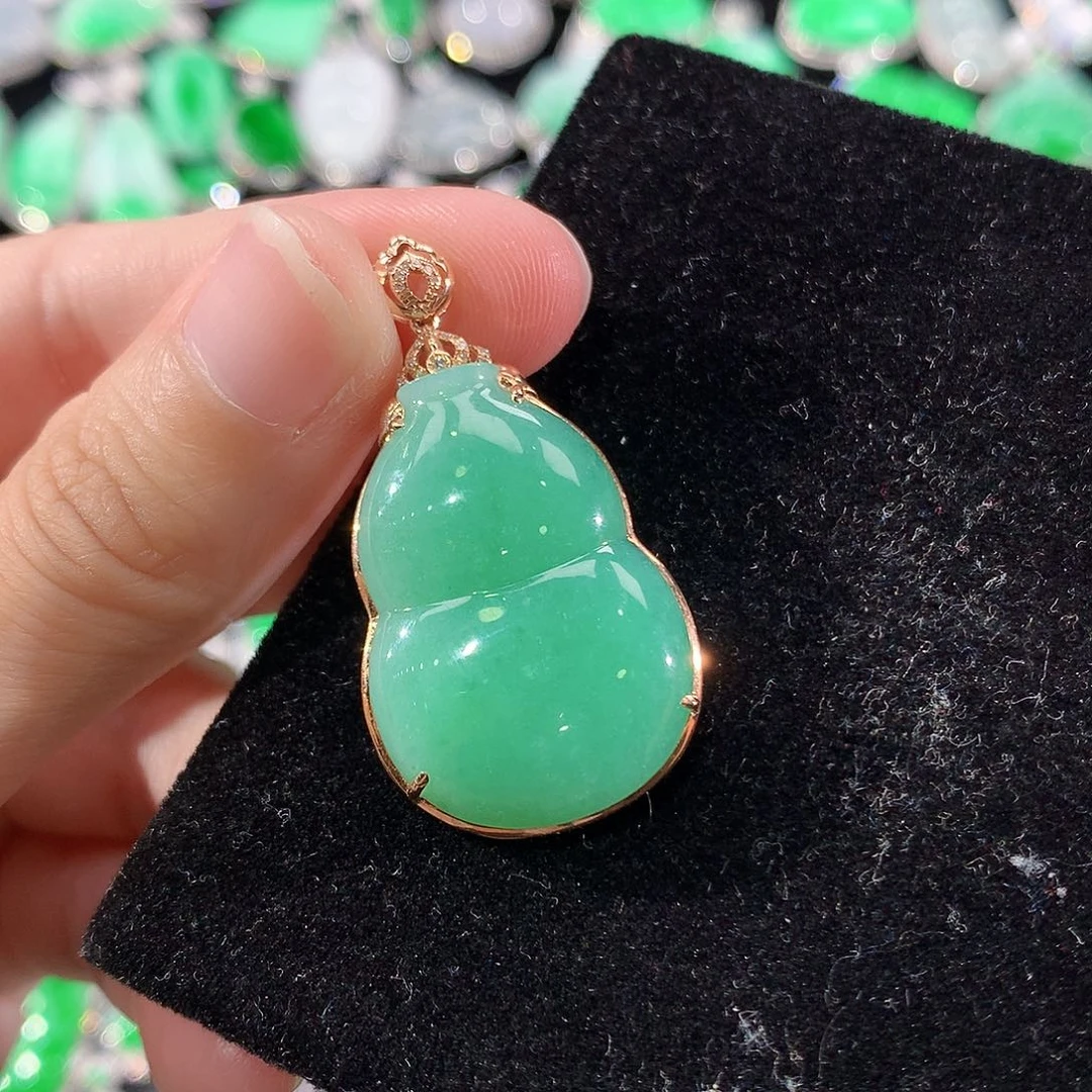 翡翠18K金镶嵌颈饰