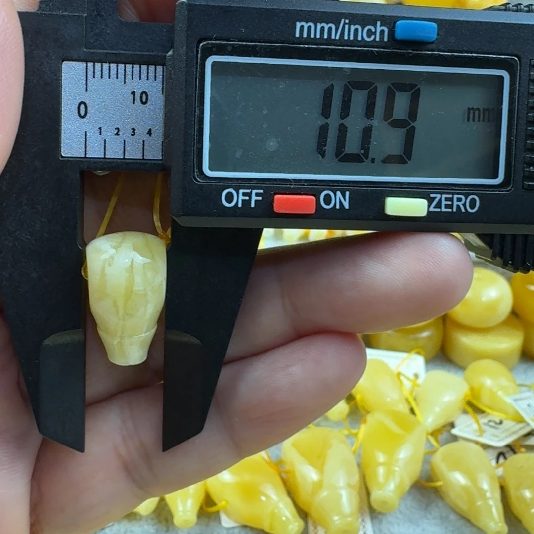 源***哥蜜蜡未镶嵌裸石20