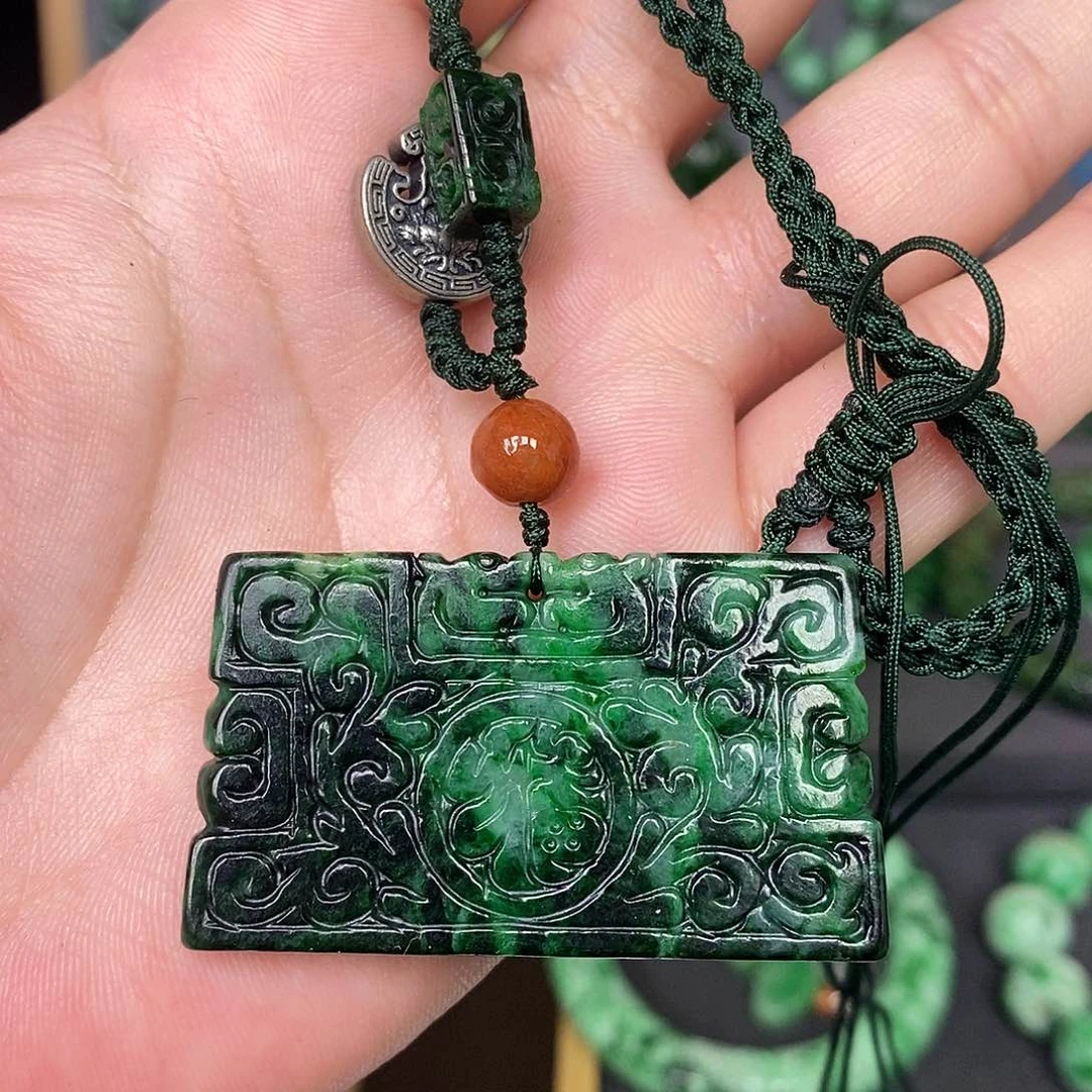 颈饰未镶嵌翡翠漂亮美眉