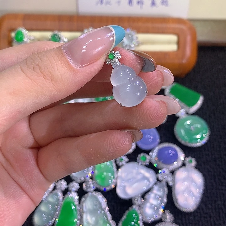 颈饰18K金镶嵌翡翠