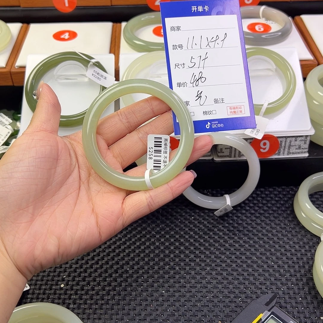 ᨶ***麻未镶嵌手镯和田玉