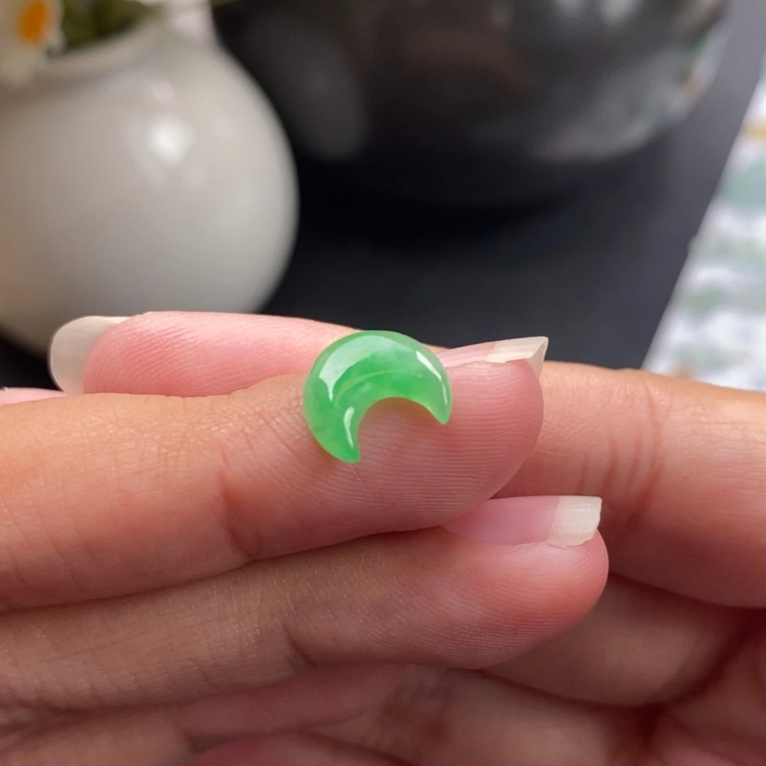 翡翠裸石甜绿月亮