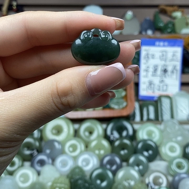 和田玉未镶嵌颈饰福袋