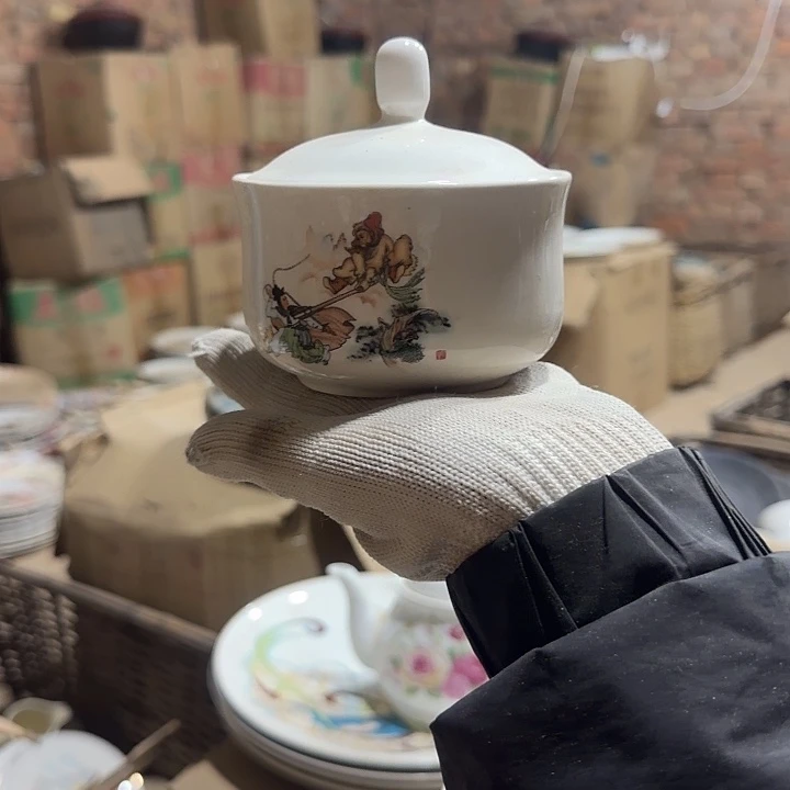 库存微瑕炖盅一个