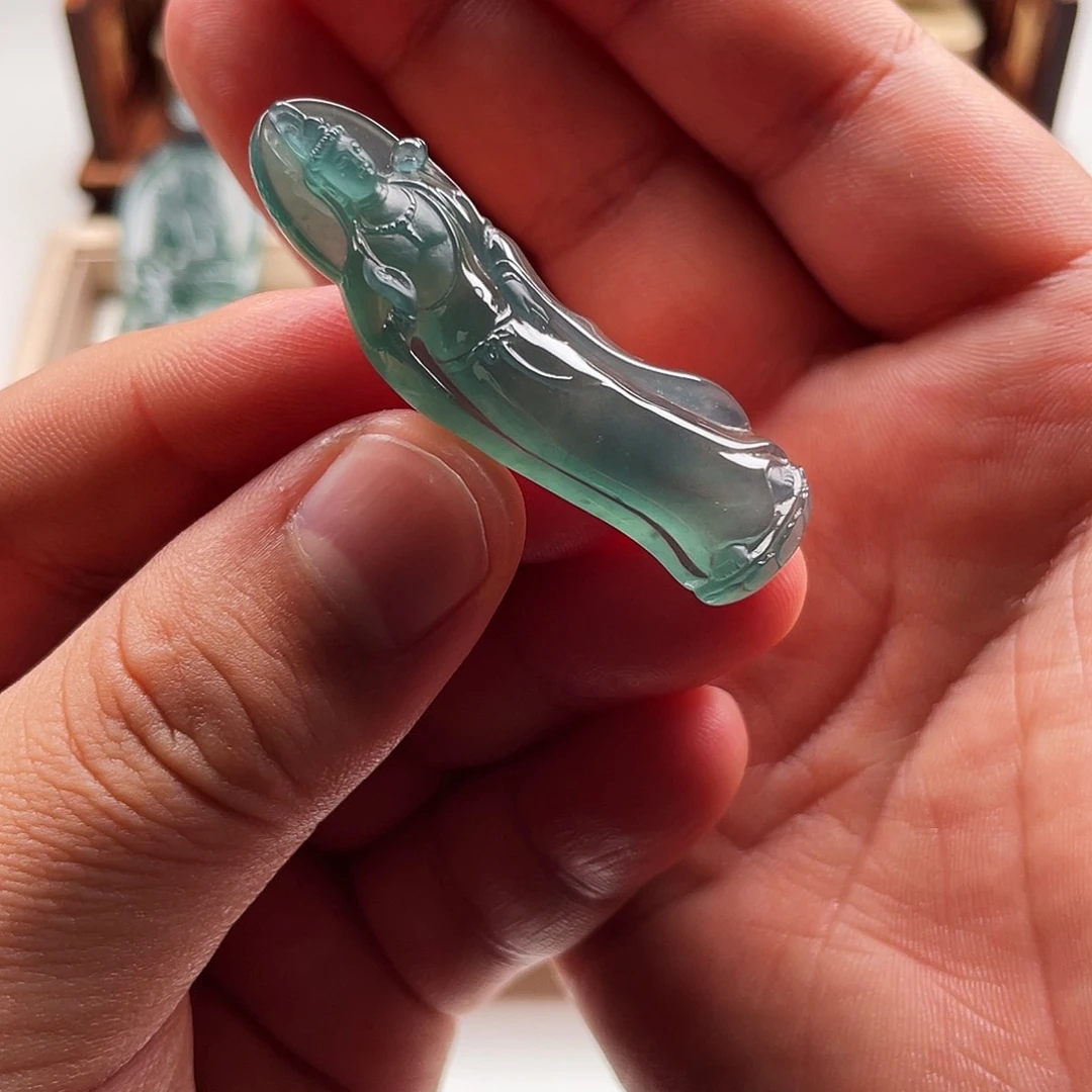 翡翠未镶嵌颈饰站观音