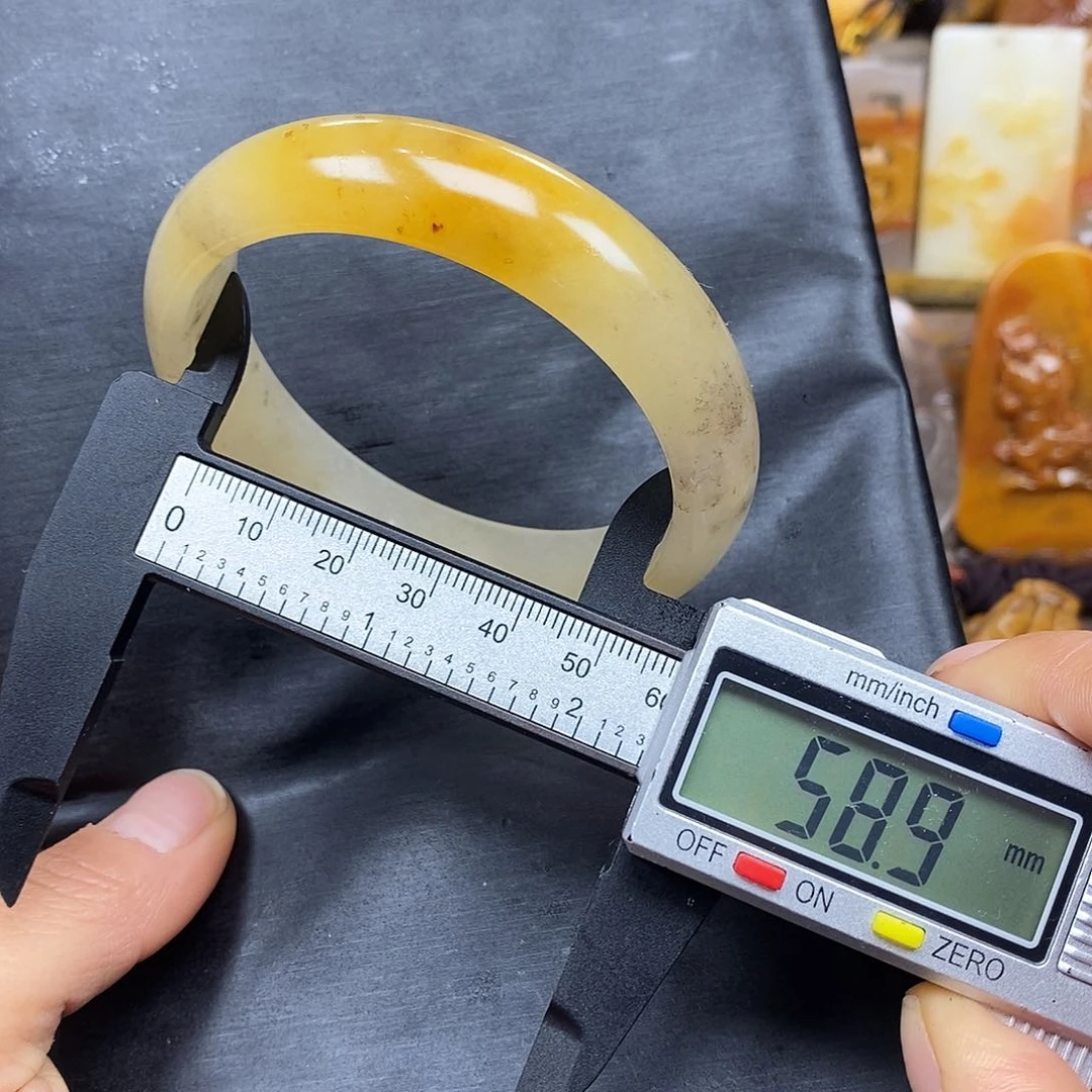 石英质玉（黄龙玉）颈饰未镶嵌