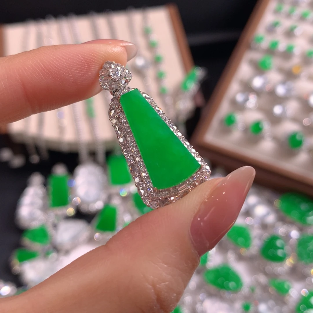 翡翠18K金镶嵌颈饰无事牌