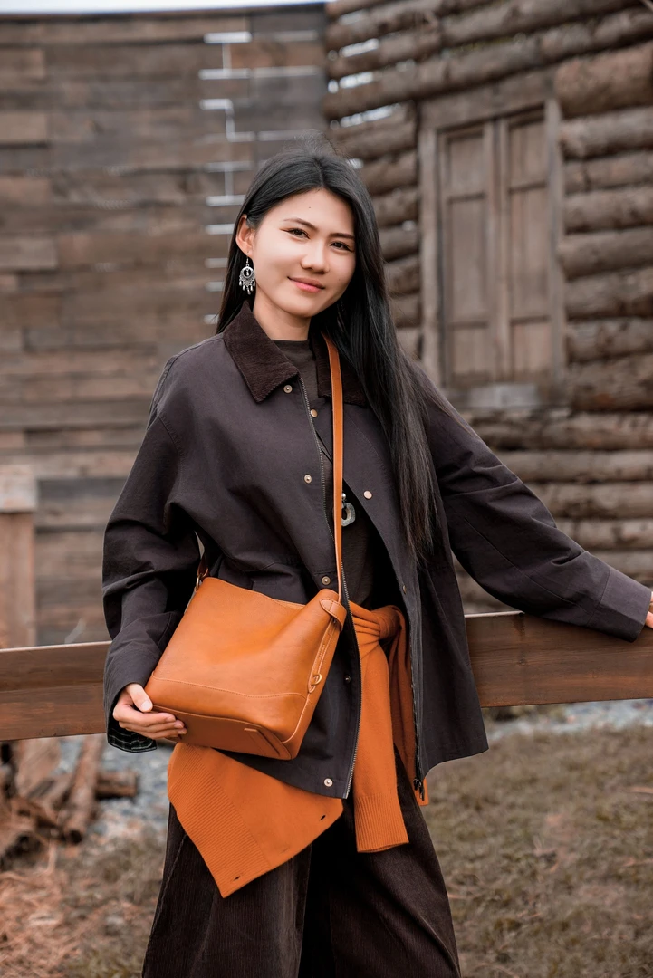 HONGU/红谷《鞣牧》系列天然双色植鞣皮时尚休闲百搭女士水桶包