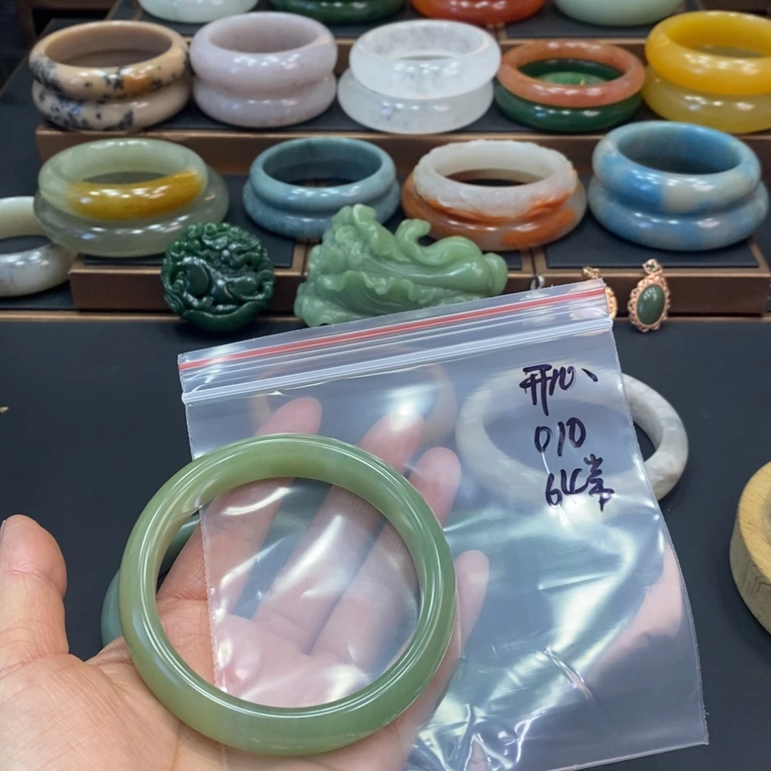 开***乐未镶嵌手镯石英质玉