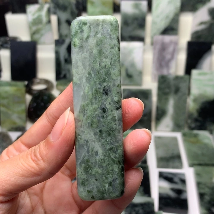 独山玉颈饰未镶嵌