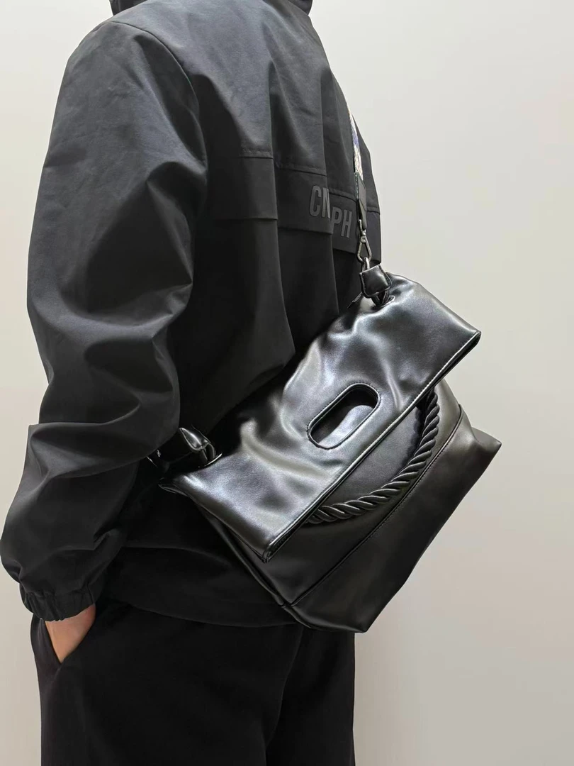 男士斜挎包简约磁扣文艺风行李包休闲男士短途电脑包登山包时尚