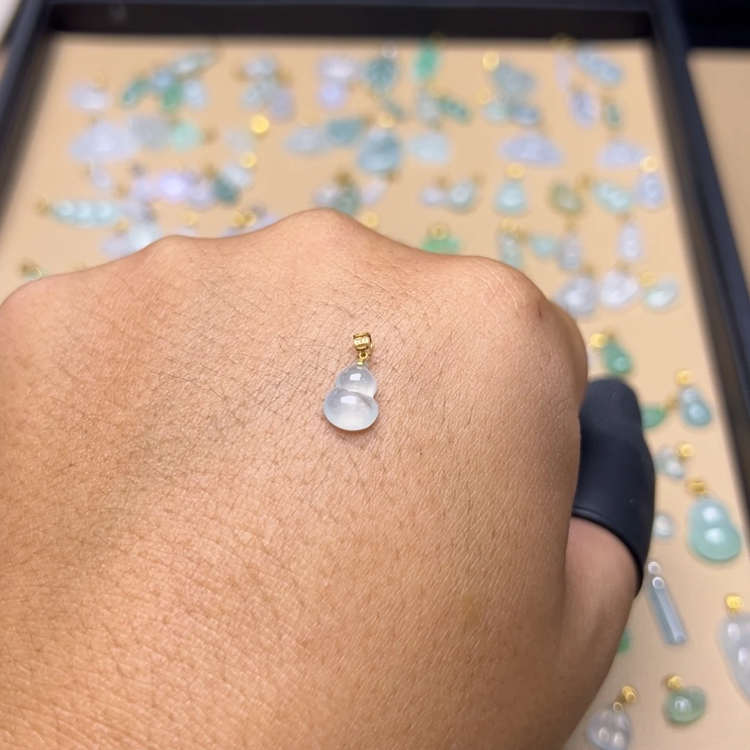 颈饰18K金镶嵌翡翠葫芦
