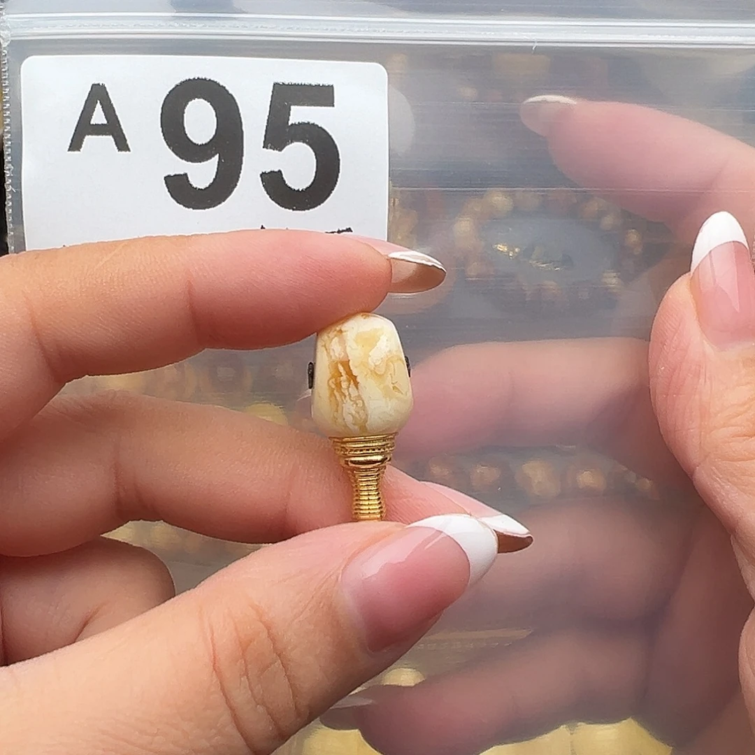 煊***煊琥珀未镶嵌裸石三通12