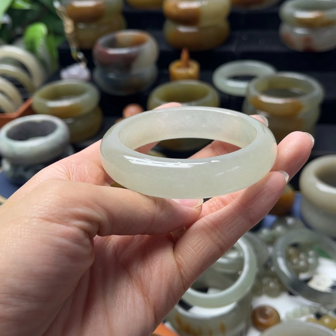 玉***梦石英质玉未镶嵌手镯