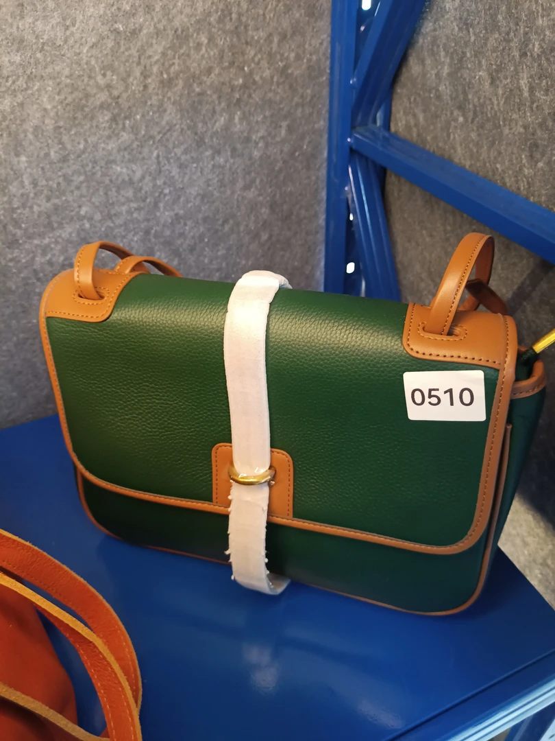 甄皮堂新款邮差包头层牛皮绿色黑色0510