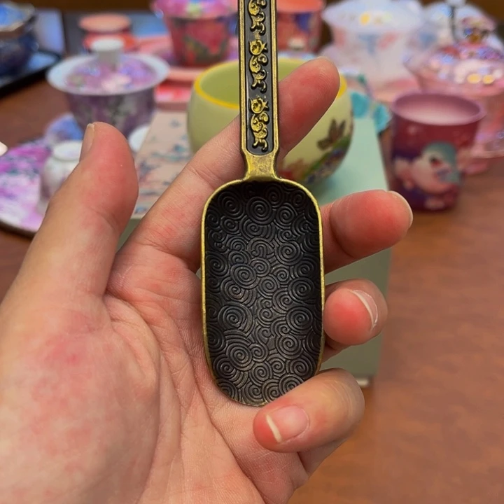 瓷片花花绿绿的树上有个