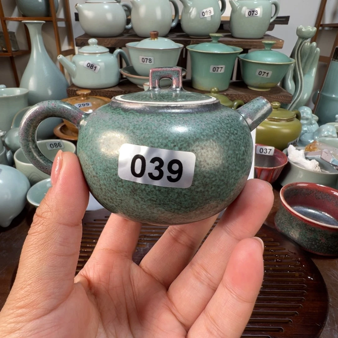 微瑕钧瓷小壶。          不售后