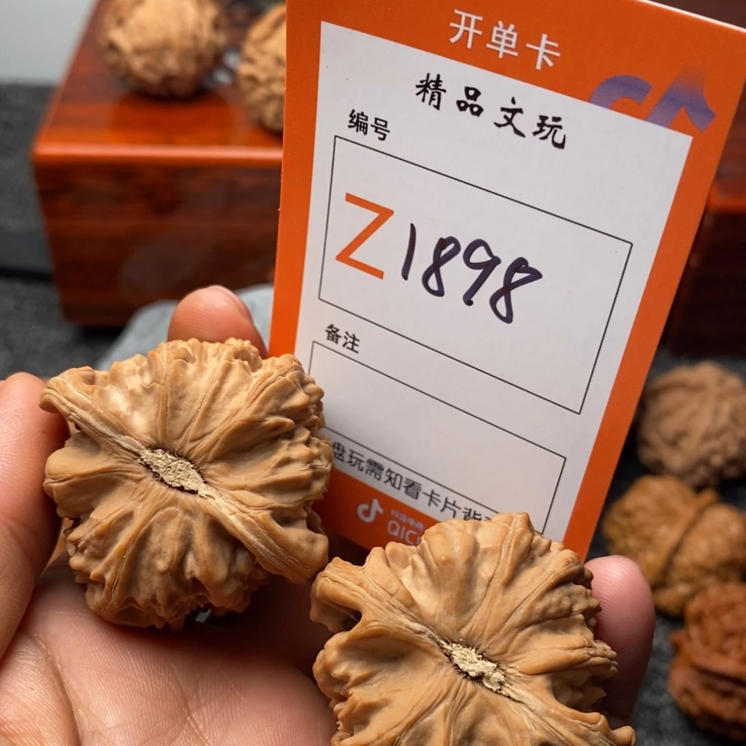文玩核桃把件卿**兮白狮子